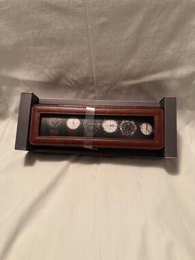 NWT Woodbury 6- section watch holder. Brown leather